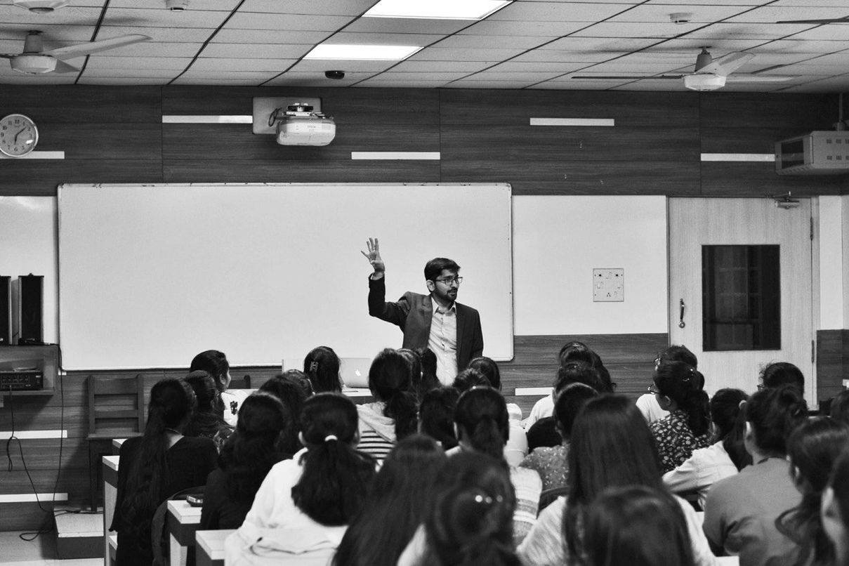 Alok Daiya addressing the audience